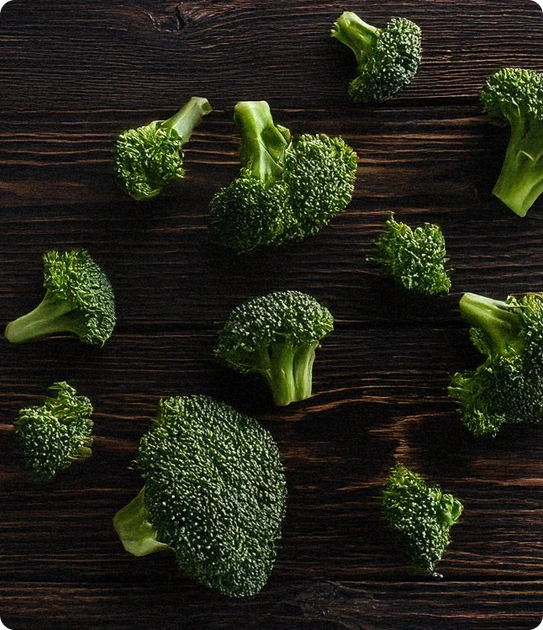 loser brokkoli auf einem holztisch